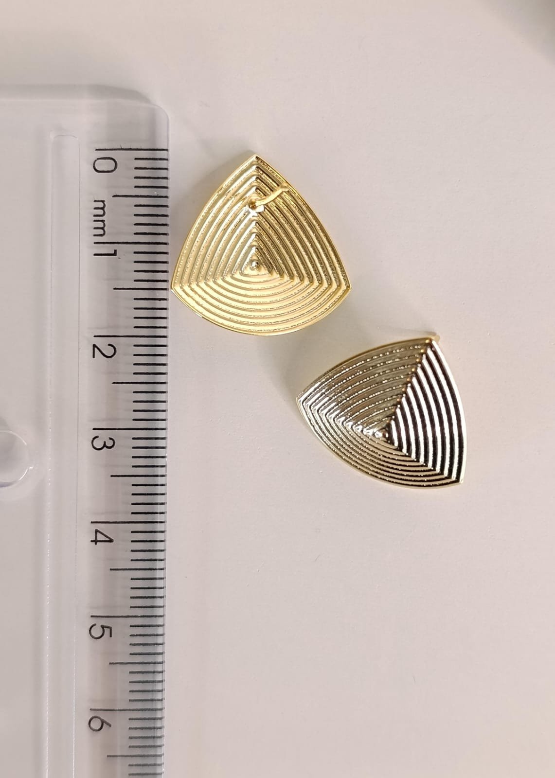 BRINCO BOTÃO TRIANGULAR