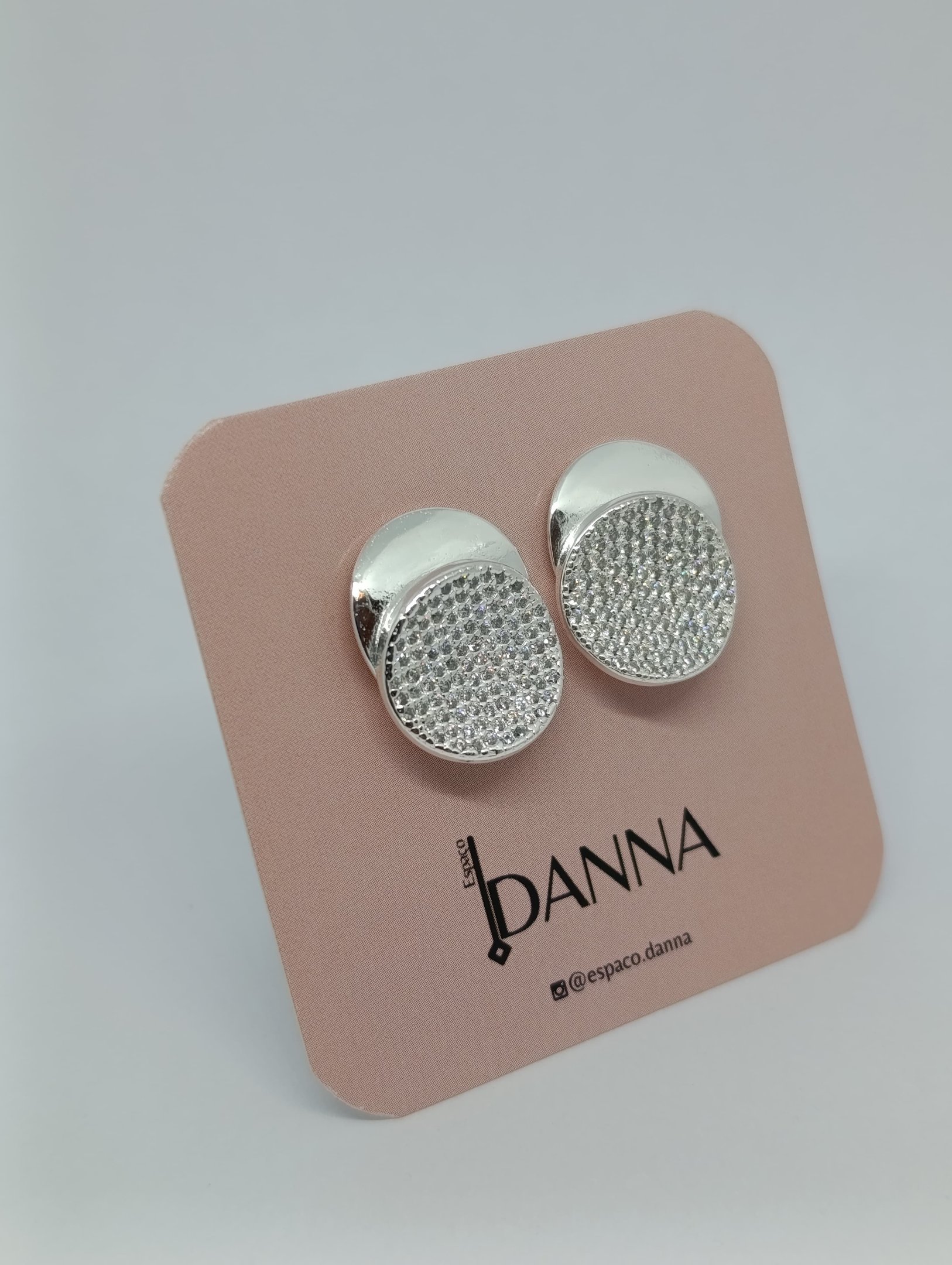 BRINCO CÍRCULO DUPLO COM CRAVAÇÃO EM MICRO ZIRCONIAS