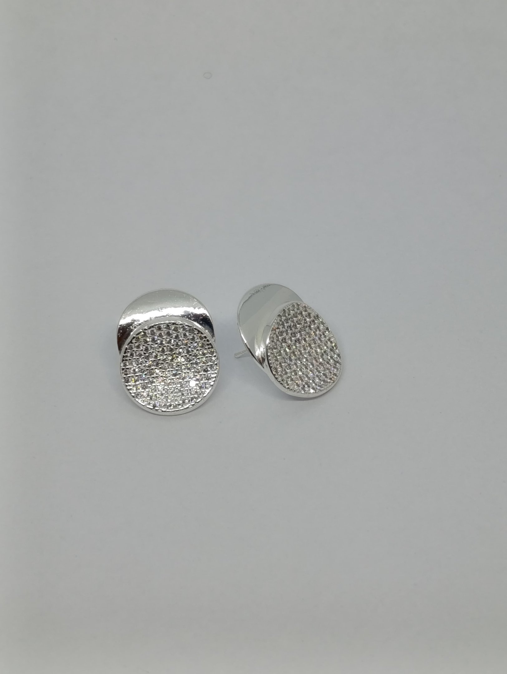 BRINCO CÍRCULO DUPLO COM CRAVAÇÃO EM MICRO ZIRCONIAS