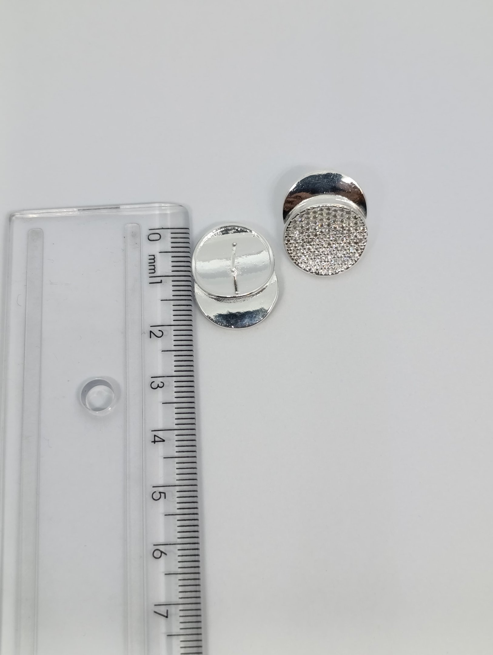 BRINCO CÍRCULO DUPLO COM CRAVAÇÃO EM MICRO ZIRCONIAS