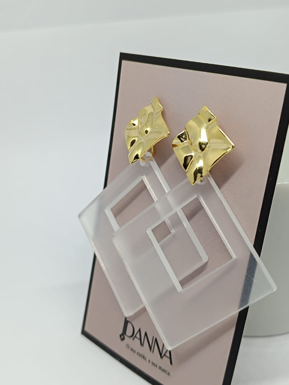 BRINCO GEOMÉTRICO COM ACRÍLICO VAZADO