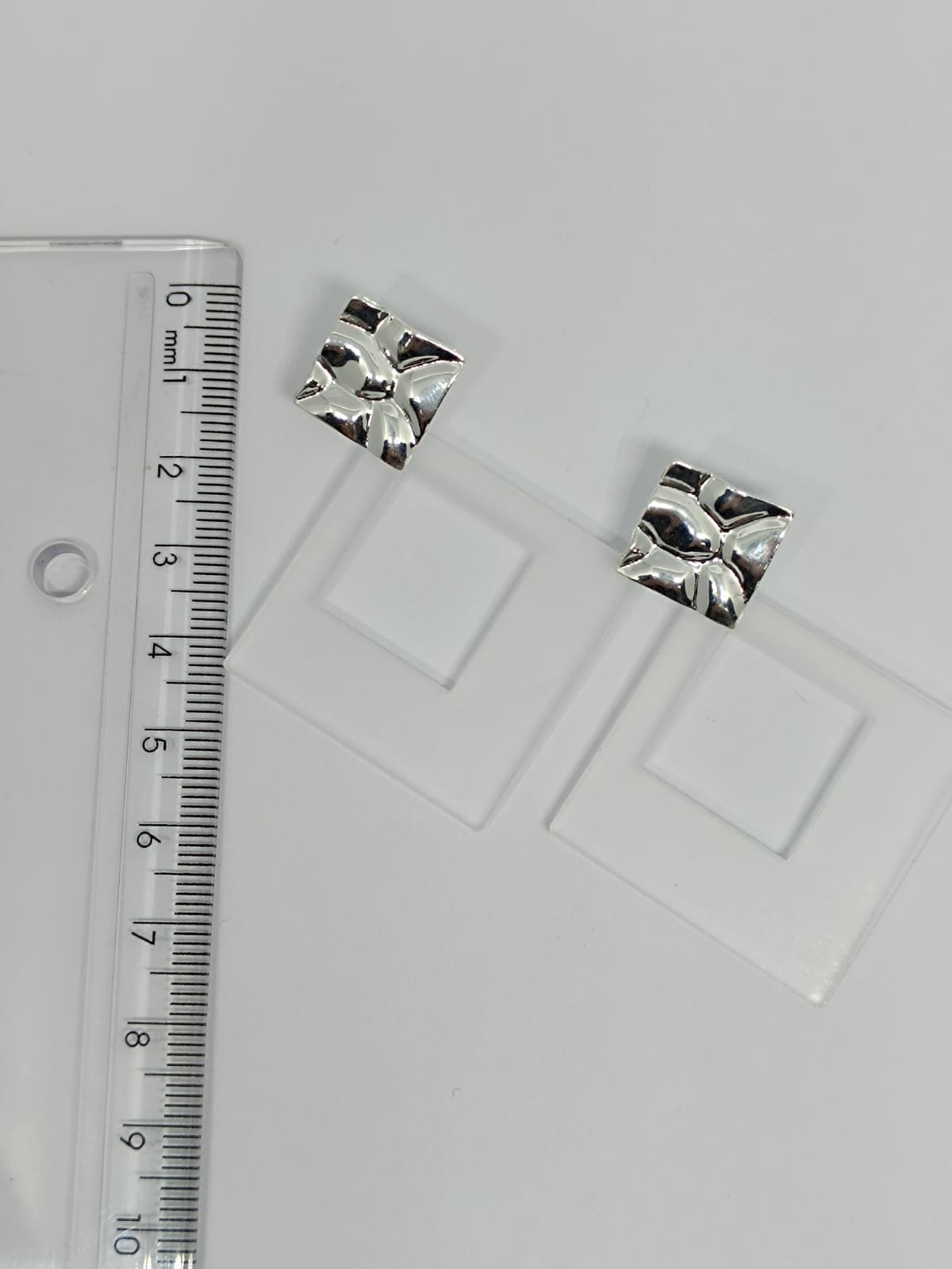 BRINCO GEOMÉTRICO COM ACRÍLICO VAZADO