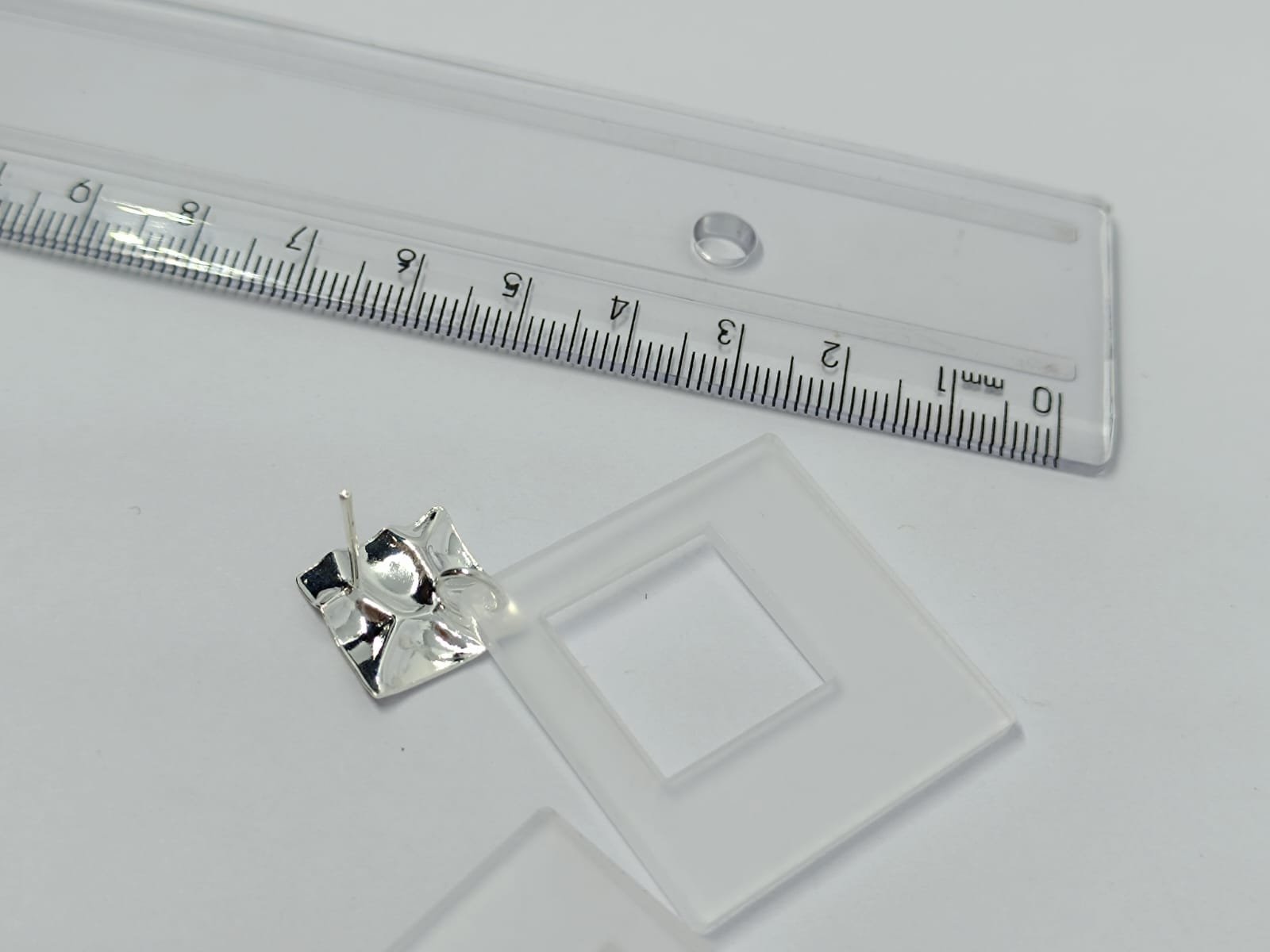 BRINCO GEOMÉTRICO COM ACRÍLICO VAZADO