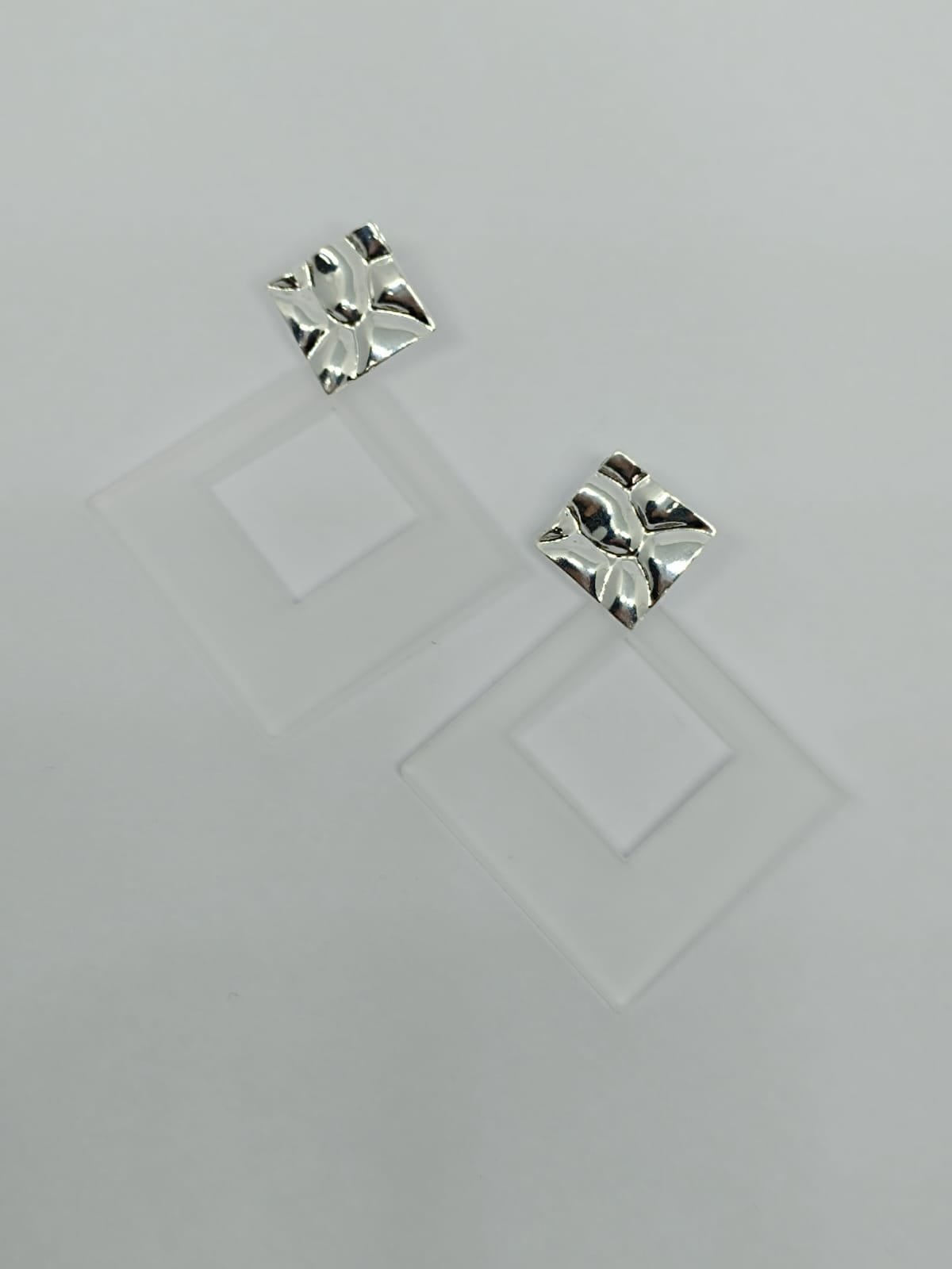 BRINCO GEOMÉTRICO COM ACRÍLICO VAZADO