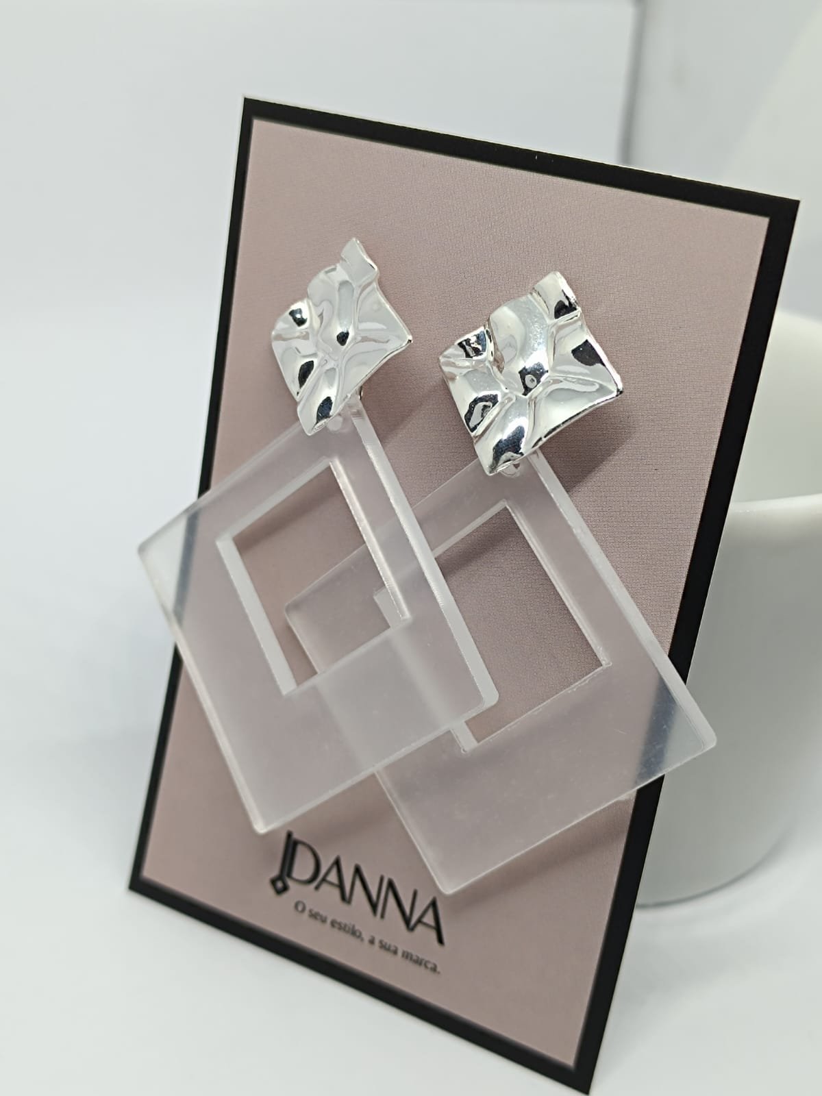 BRINCO GEOMÉTRICO COM ACRÍLICO VAZADO