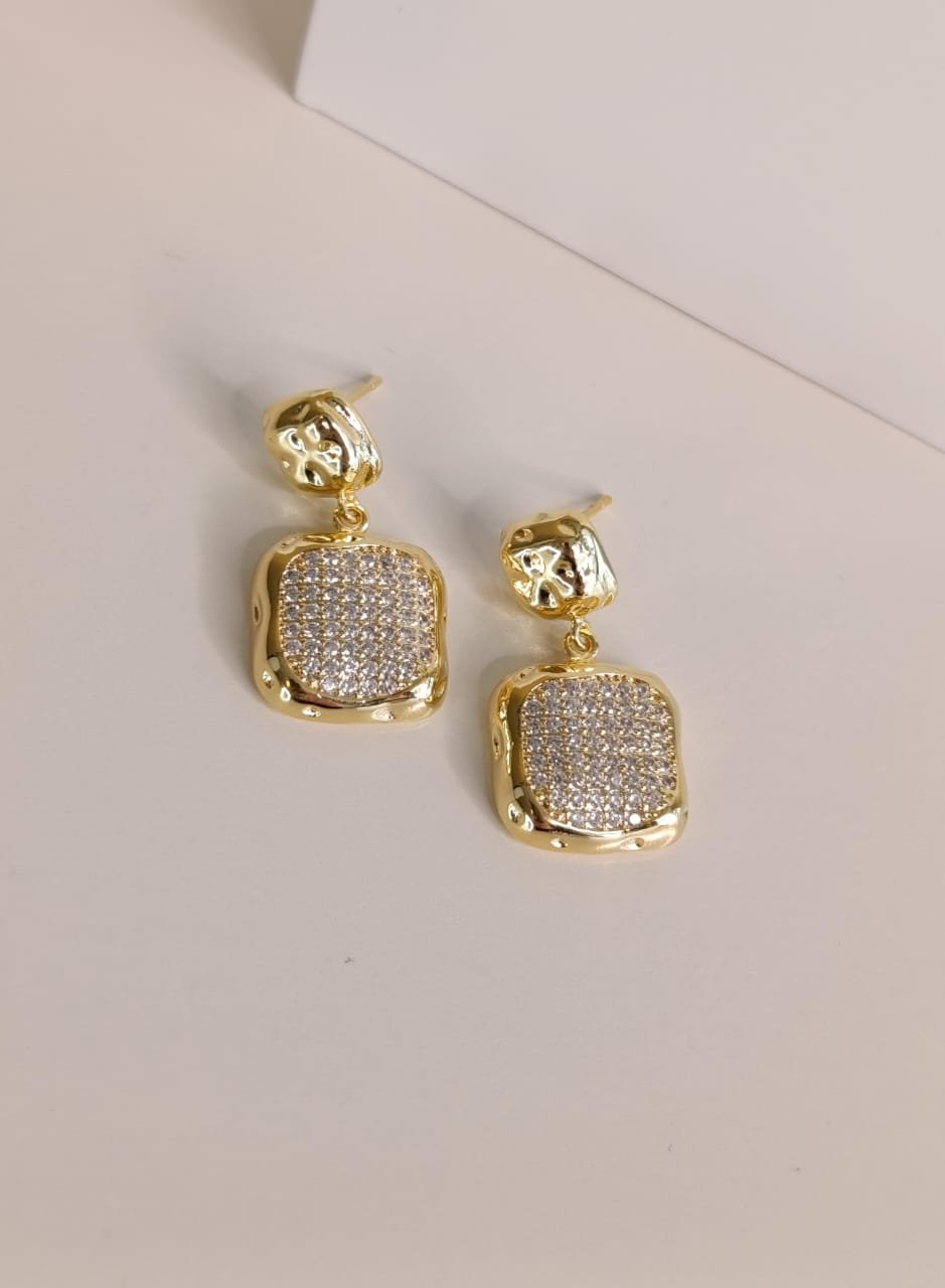 BRINCO GEOMÉTRICO COM CRAVAÇÃO