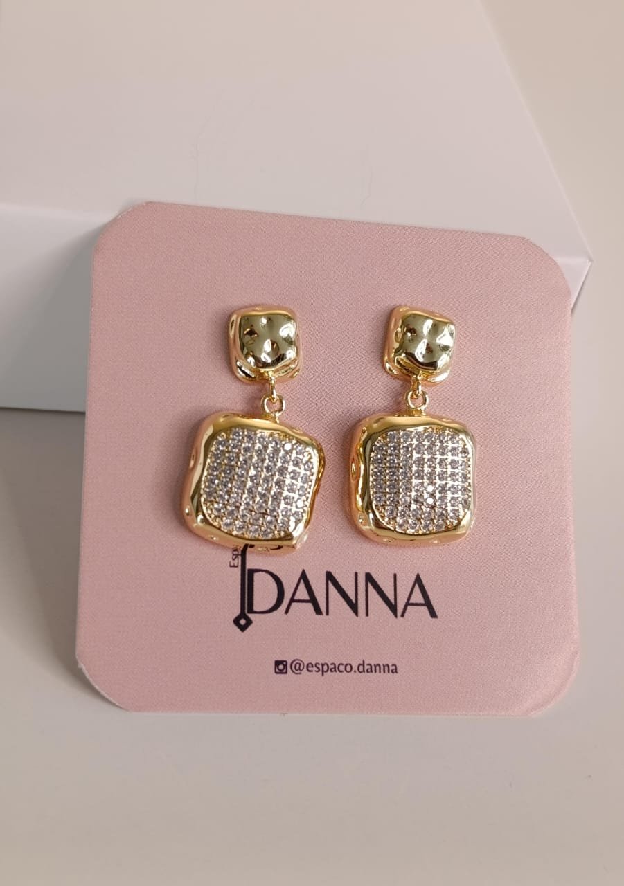 BRINCO GEOMÉTRICO COM CRAVAÇÃO