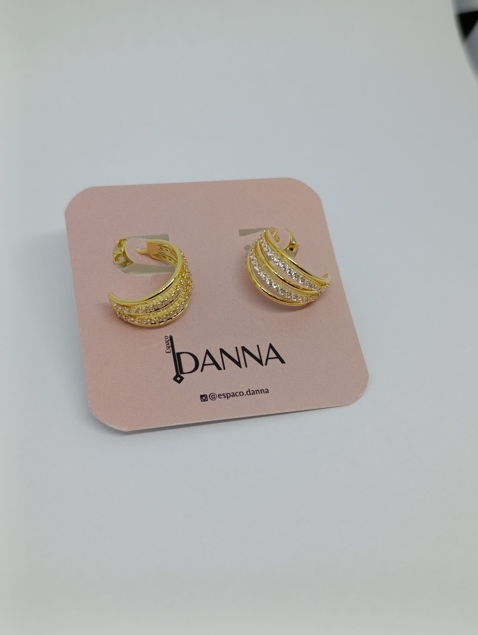 BRINCO MEIA ARGOLA COM CRAVAÇÃO DE ZIRCONIAS