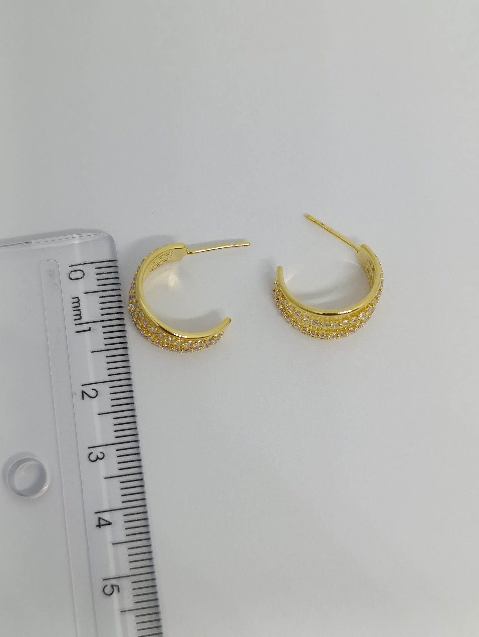 BRINCO MEIA ARGOLA COM CRAVAÇÃO DE ZIRCONIAS