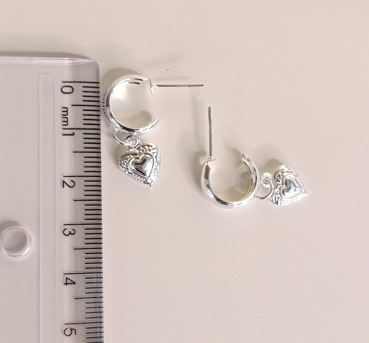 BRINCO MEIA ARGOLA COM PINGENTE