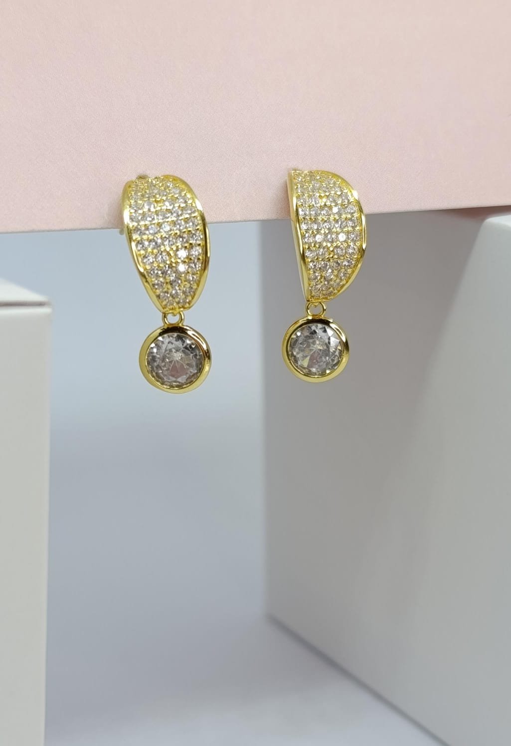 BRINCO MEIA ARGOLA CRAVEJADA