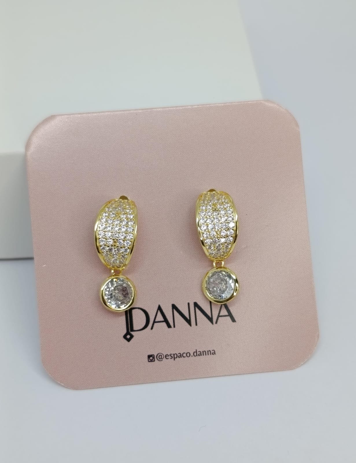 BRINCO MEIA ARGOLA CRAVEJADA