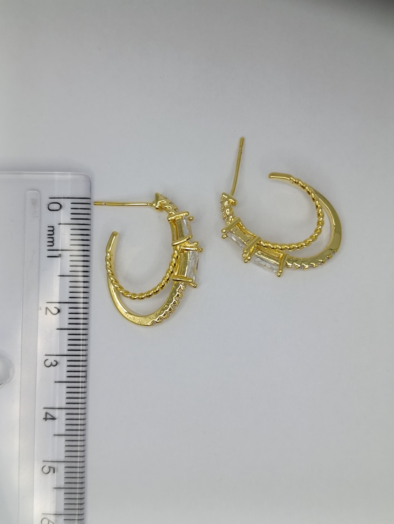 BRINCO MEIA ARGOLA DUPLO - COM PEDRA DE ZIRCONIA