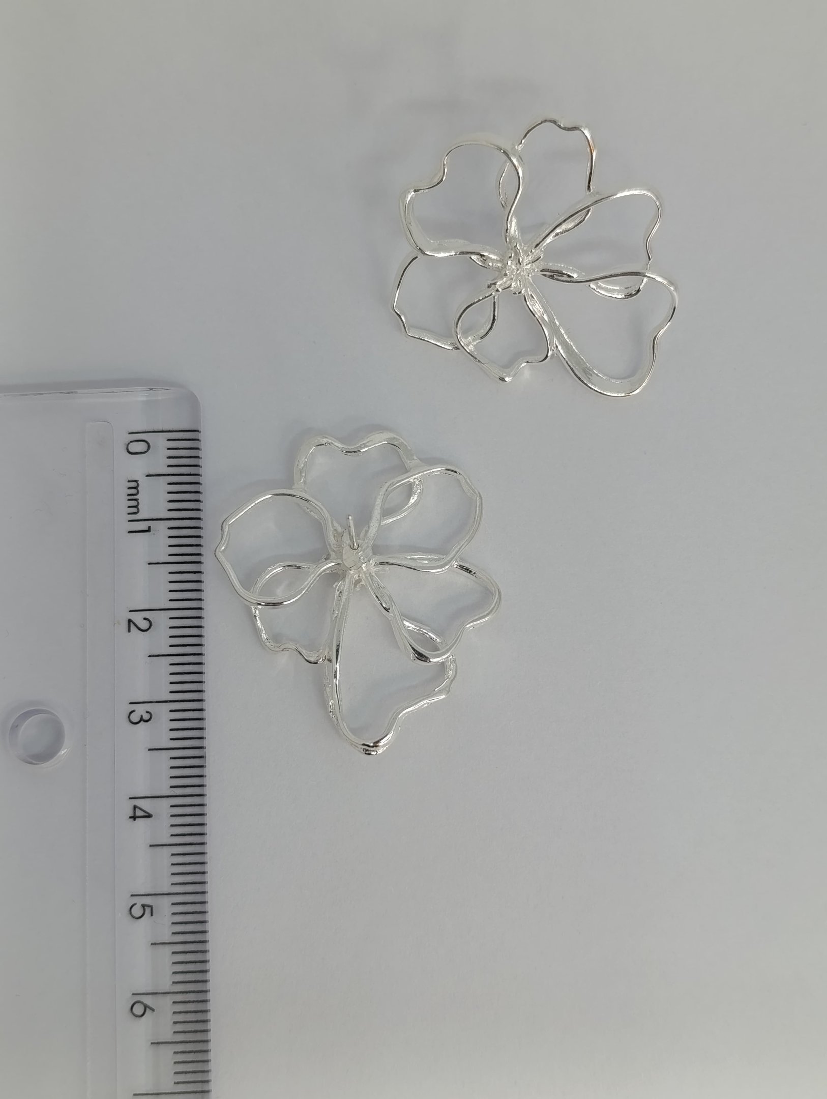 BRINCO ORGÂNICO FLOR VAZADO