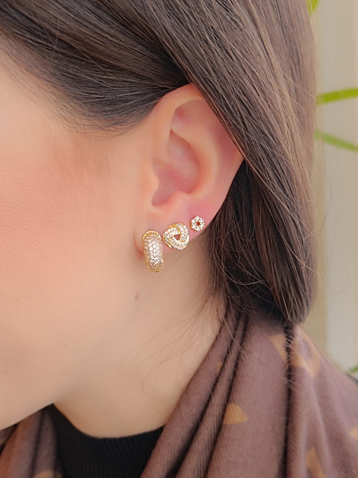 Brinco Pequeno Nó Cravejado