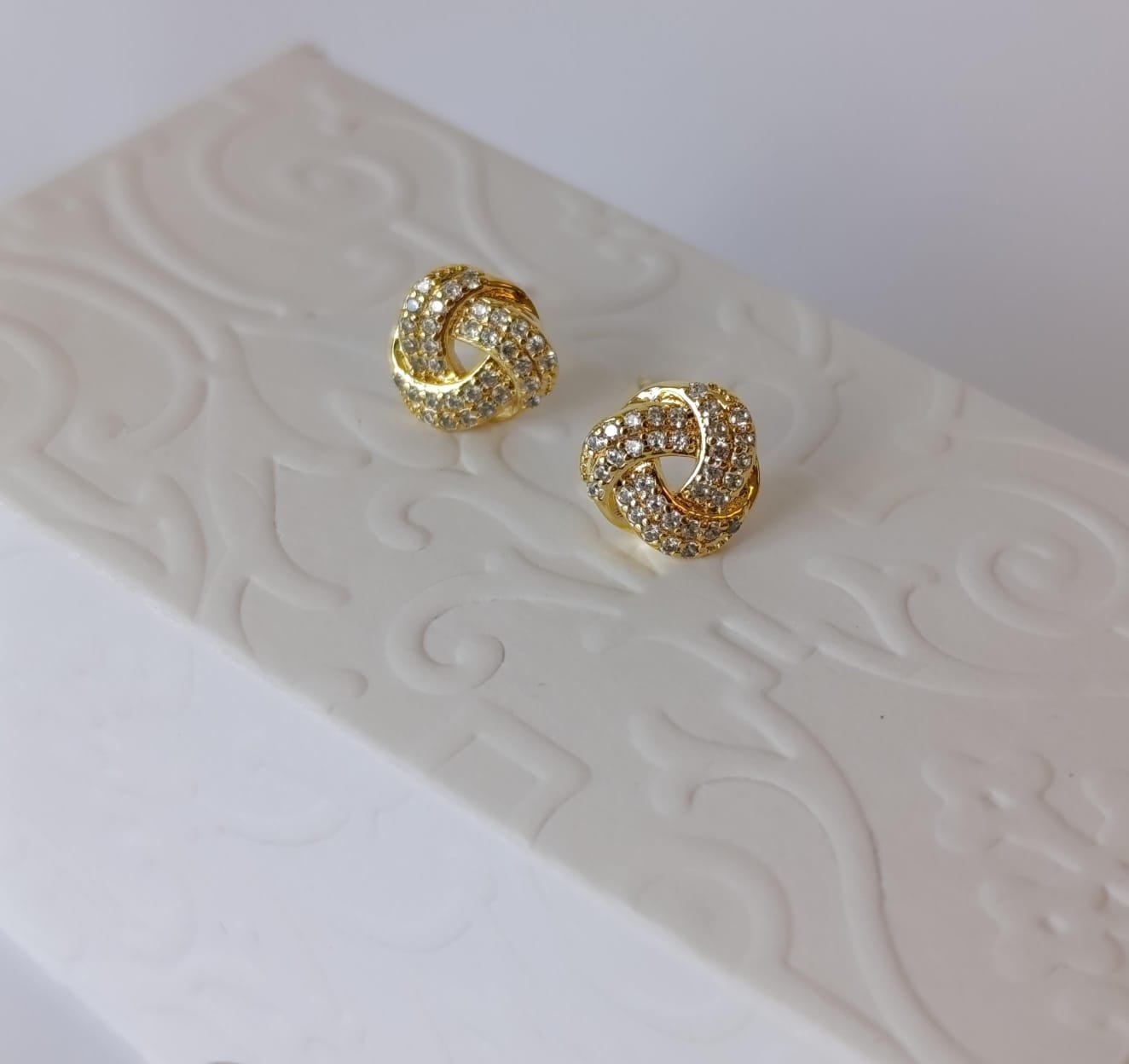 Brinco Pequeno Nó Cravejado