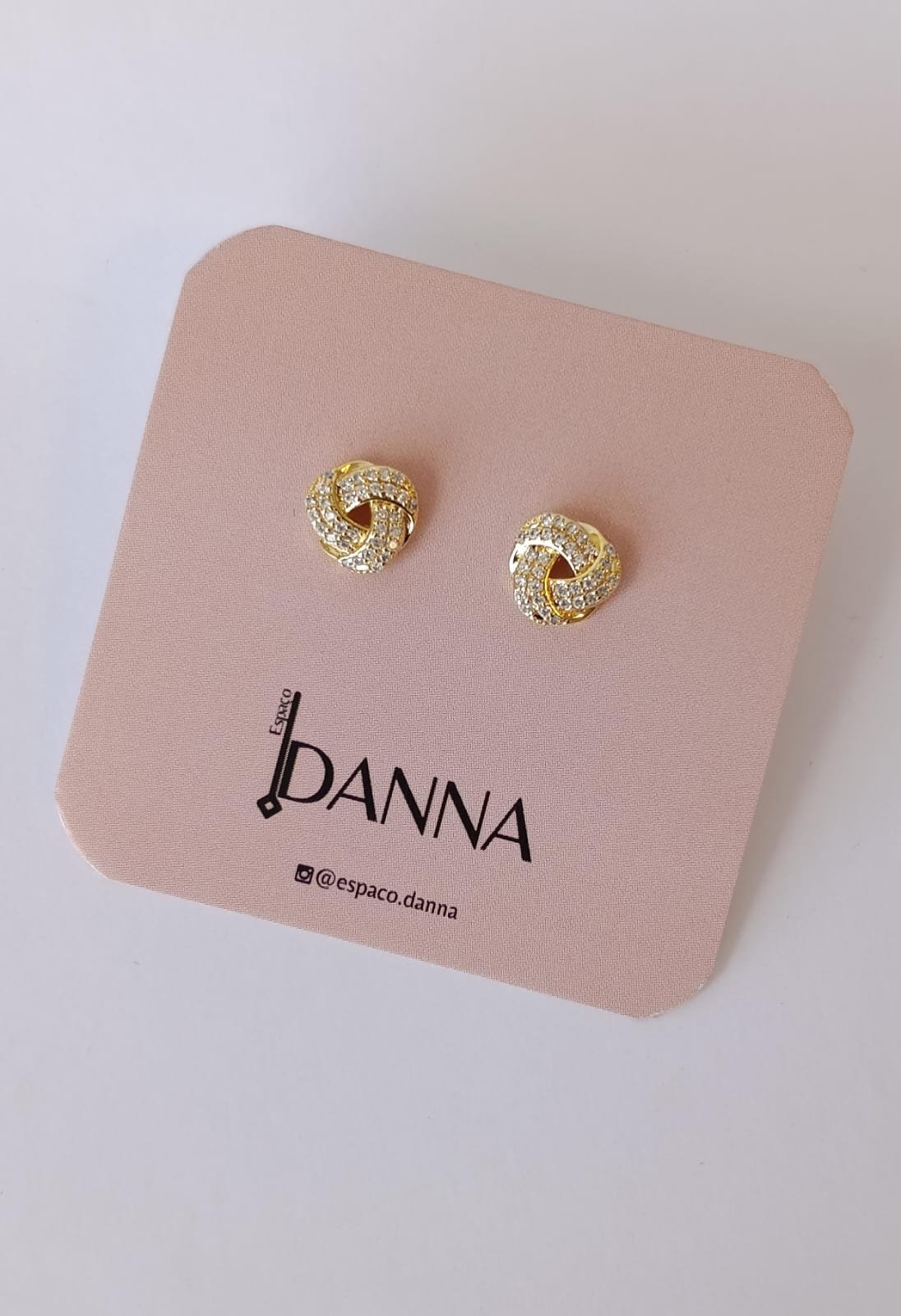 Brinco Pequeno Nó Cravejado