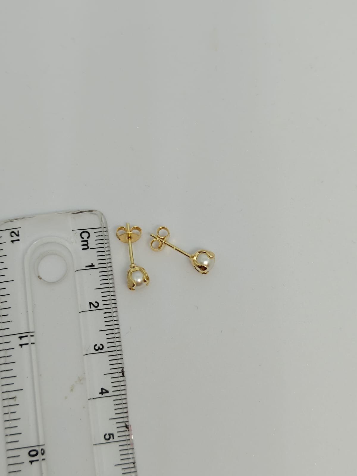 BRINCO PEROLA PEQUENO COM DETALHE DOURADO