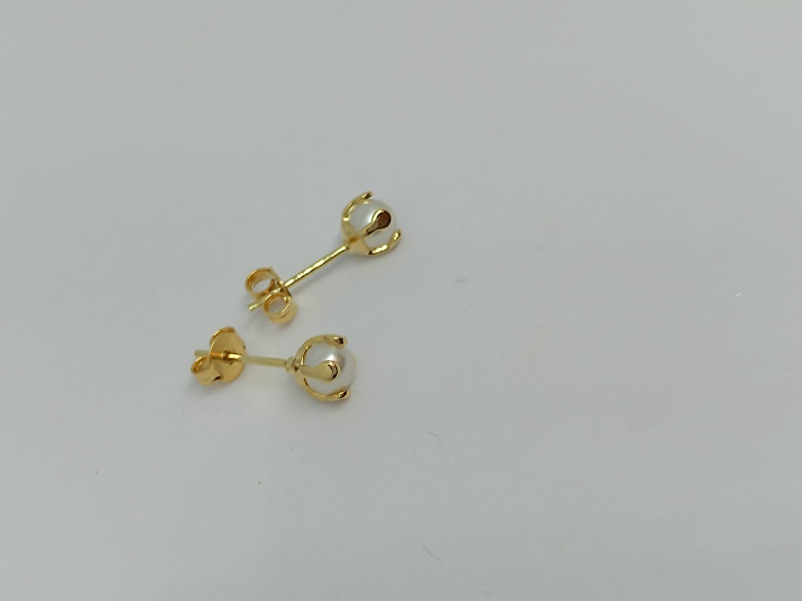 BRINCO PEROLA PEQUENO COM DETALHE DOURADO