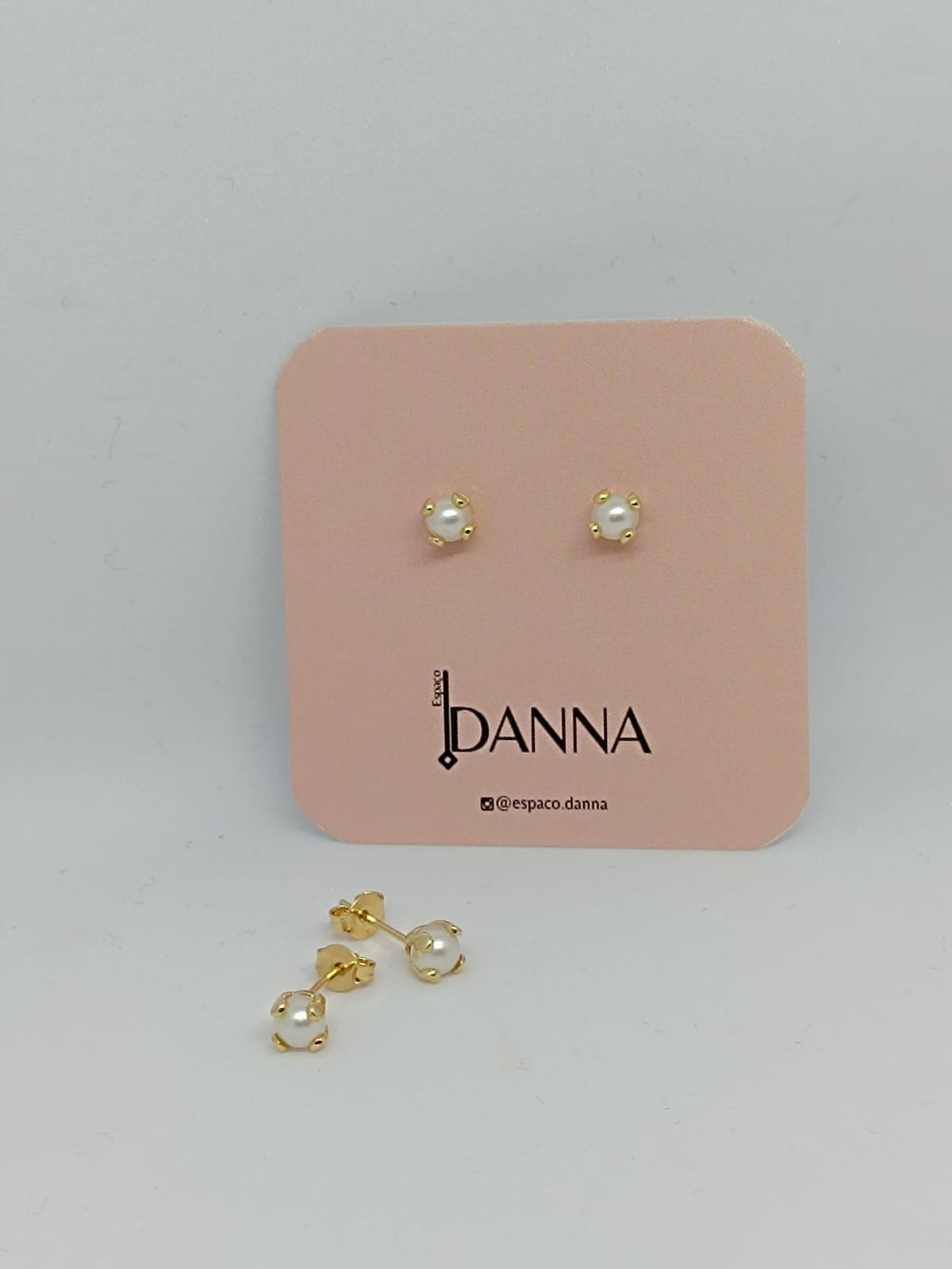 BRINCO PEROLA PEQUENO COM DETALHE DOURADO