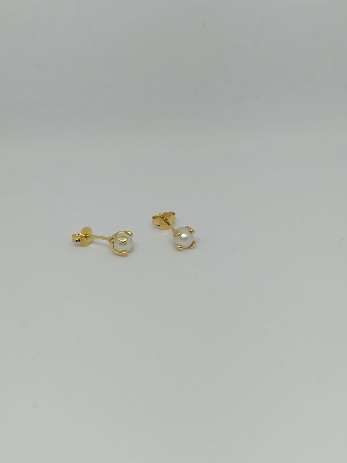 BRINCO PEROLA PEQUENO COM DETALHE DOURADO