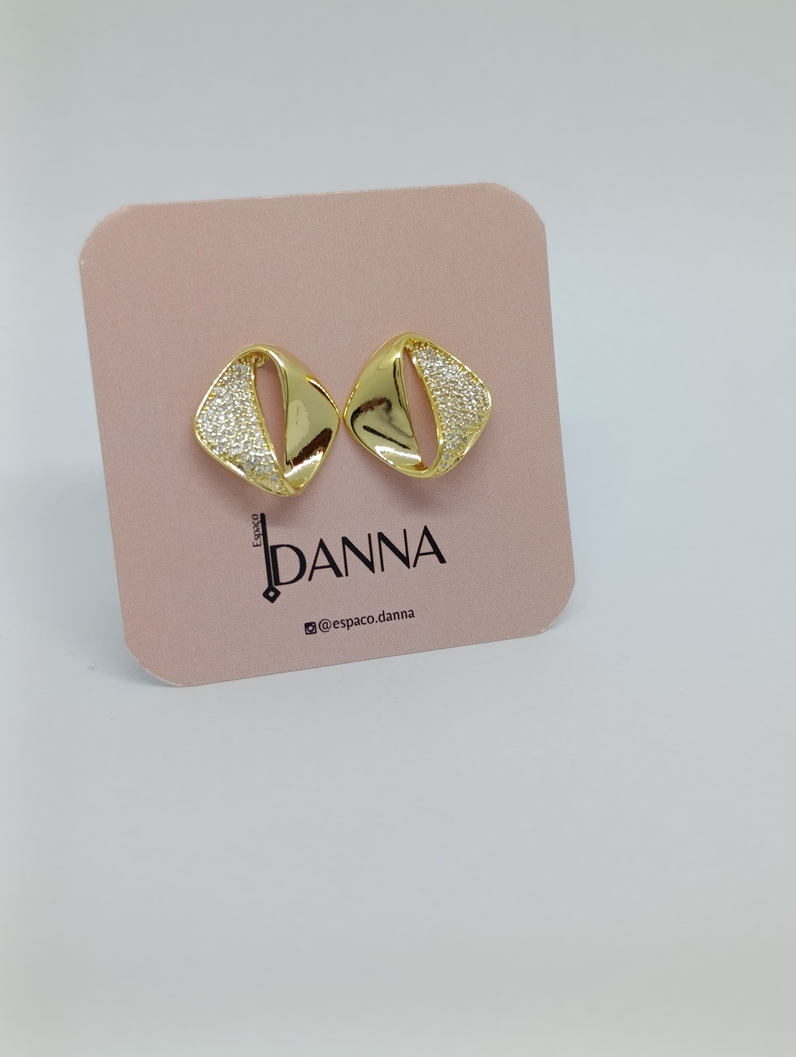 BRINCO QUADRADO TORCIDO COM MICROZIRCONIAS