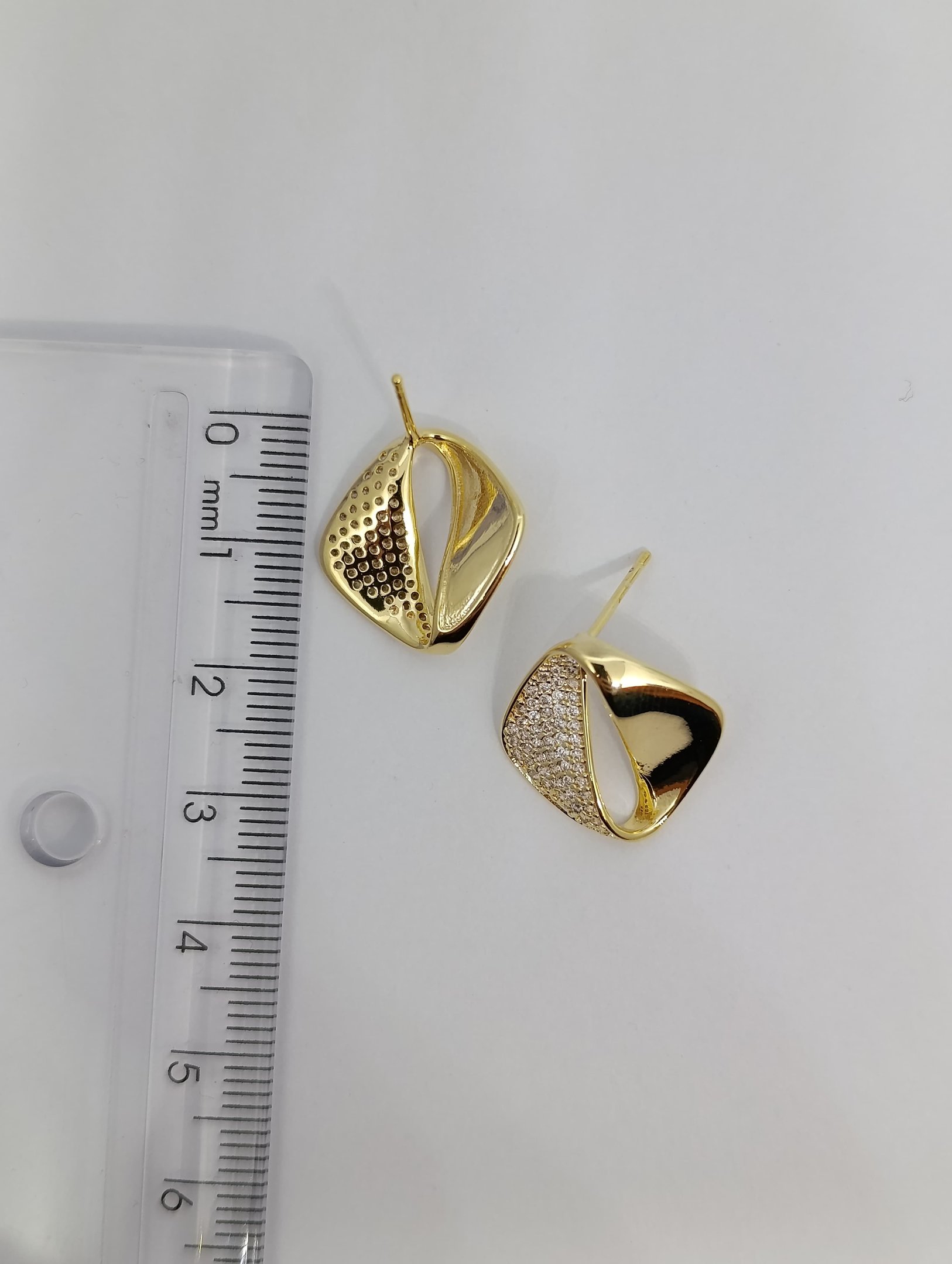 BRINCO QUADRADO TORCIDO COM MICROZIRCONIAS