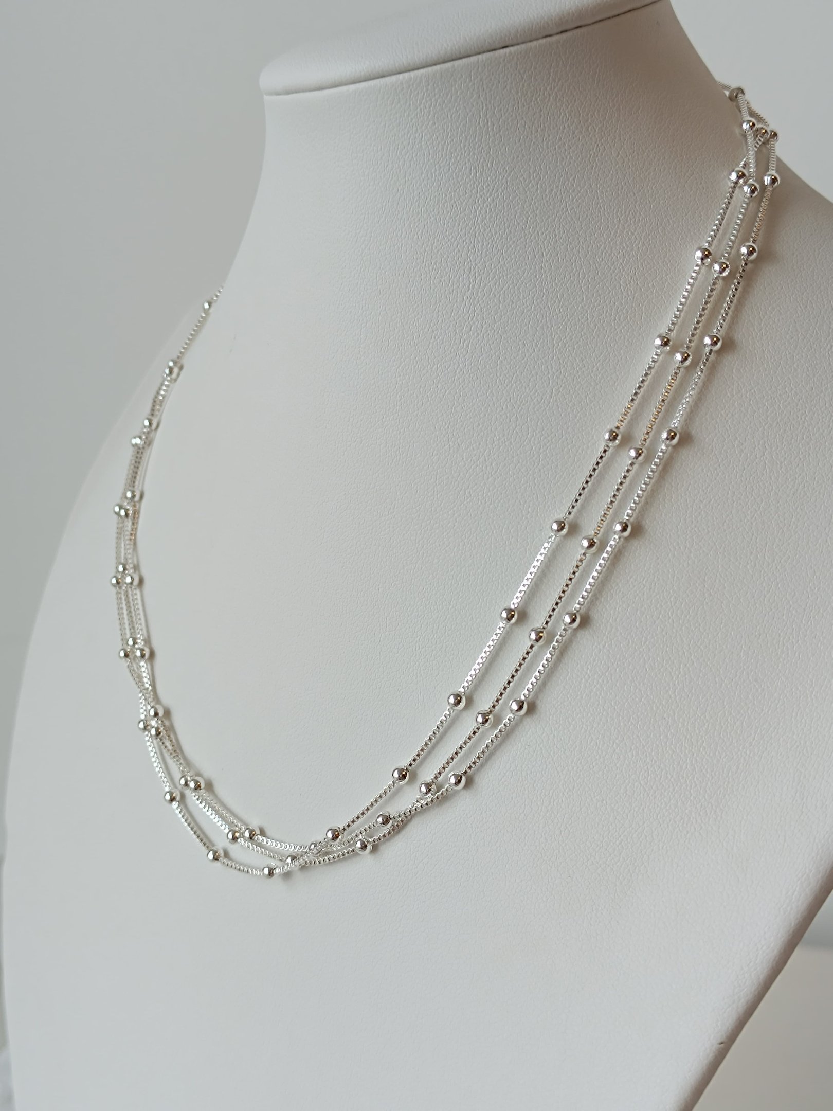 COLAR -CHOKER TRIPLA VENEZIANA COM MICRO ESFERAS