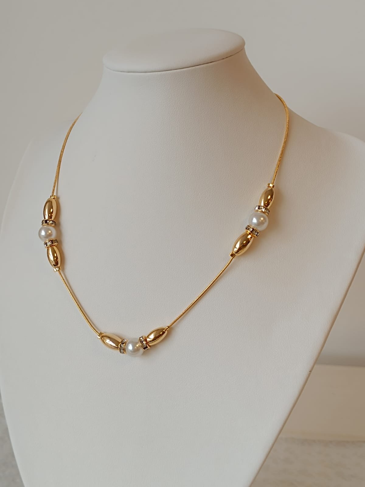 COLAR CHOKER COM PÉROLAS