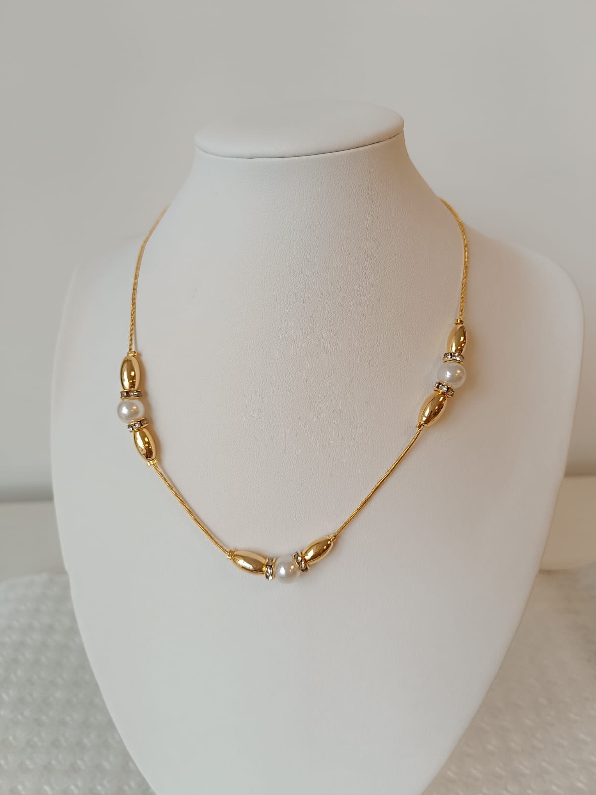 COLAR CHOKER COM PÉROLAS