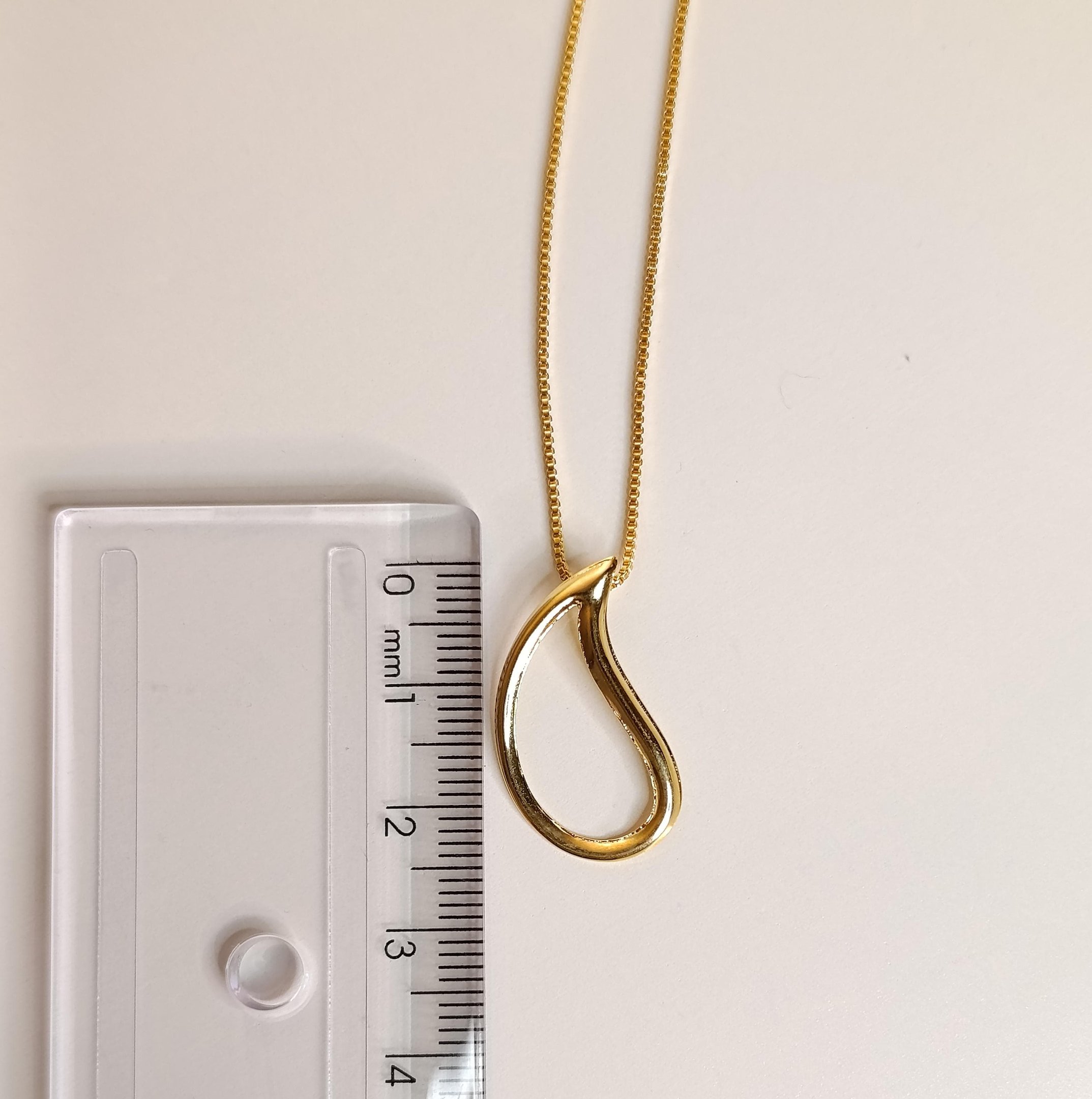 COLAR PINGENTE GOTA VAZADA